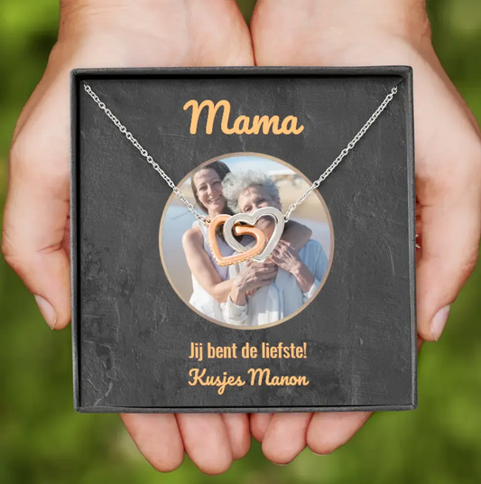 "Mama, jij bent de liefste" | Ketting met 2 hartjes | Gepersonaliseerd doosje | Rose-goud en staal of 18K goud - Iedereen Blij