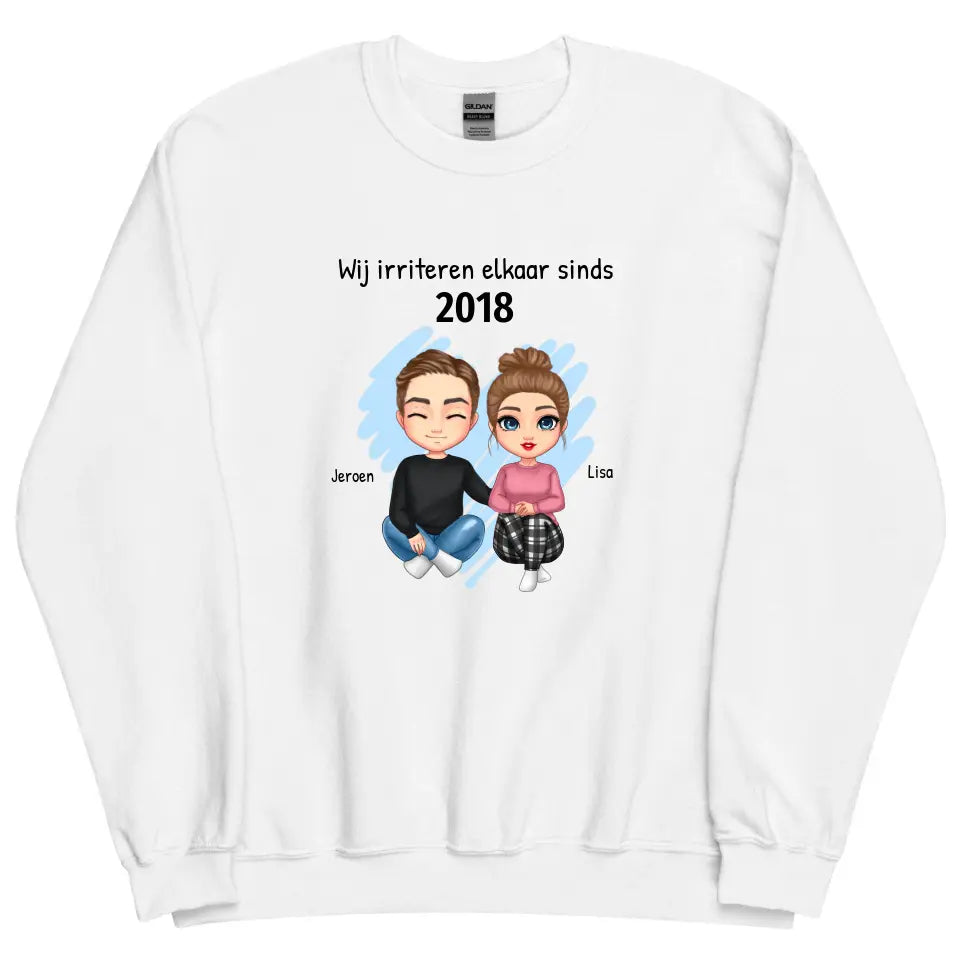 Gepersonaliseerde sweater met eigen poppetjes, namen, jaartal en tekst - "Wij irriteren elkaar sinds ..." - Iedereen Blij