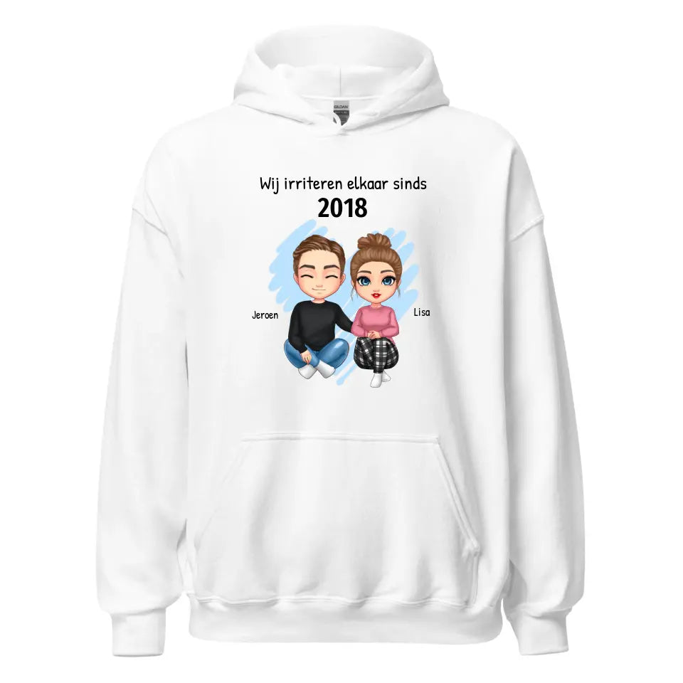 Gepersonaliseerde hoodie met eigen poppetjes, namen, jaartal en tekst - "Wij irriteren elkaar sinds ..." - Iedereen Blij