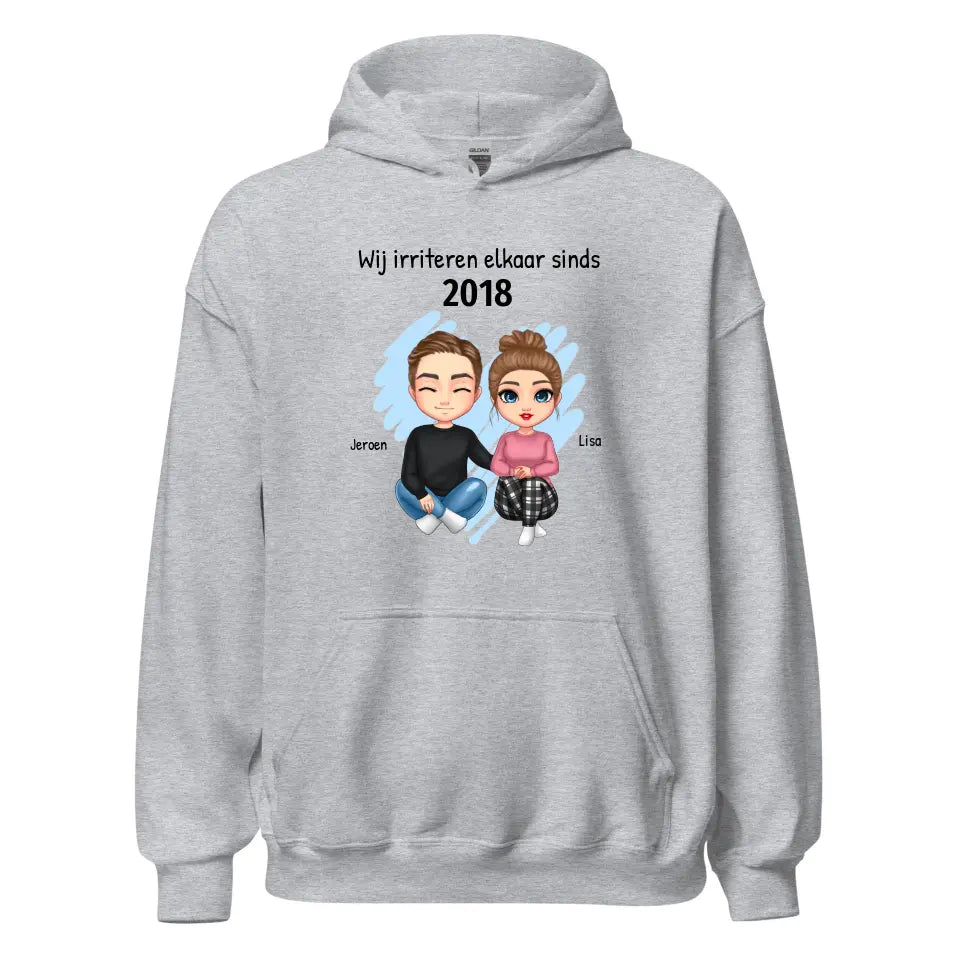 Gepersonaliseerde hoodie met eigen poppetjes, namen, jaartal en tekst - "Wij irriteren elkaar sinds ..." - Iedereen Blij