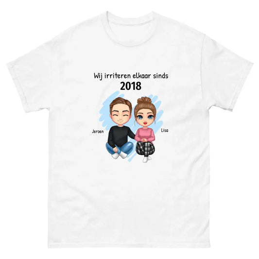 Gepersonaliseerd T-shirt met eigen poppetjes, namen, jaartal en tekst - "Wij irriteren elkaar sinds ..." - Iedereen Blij