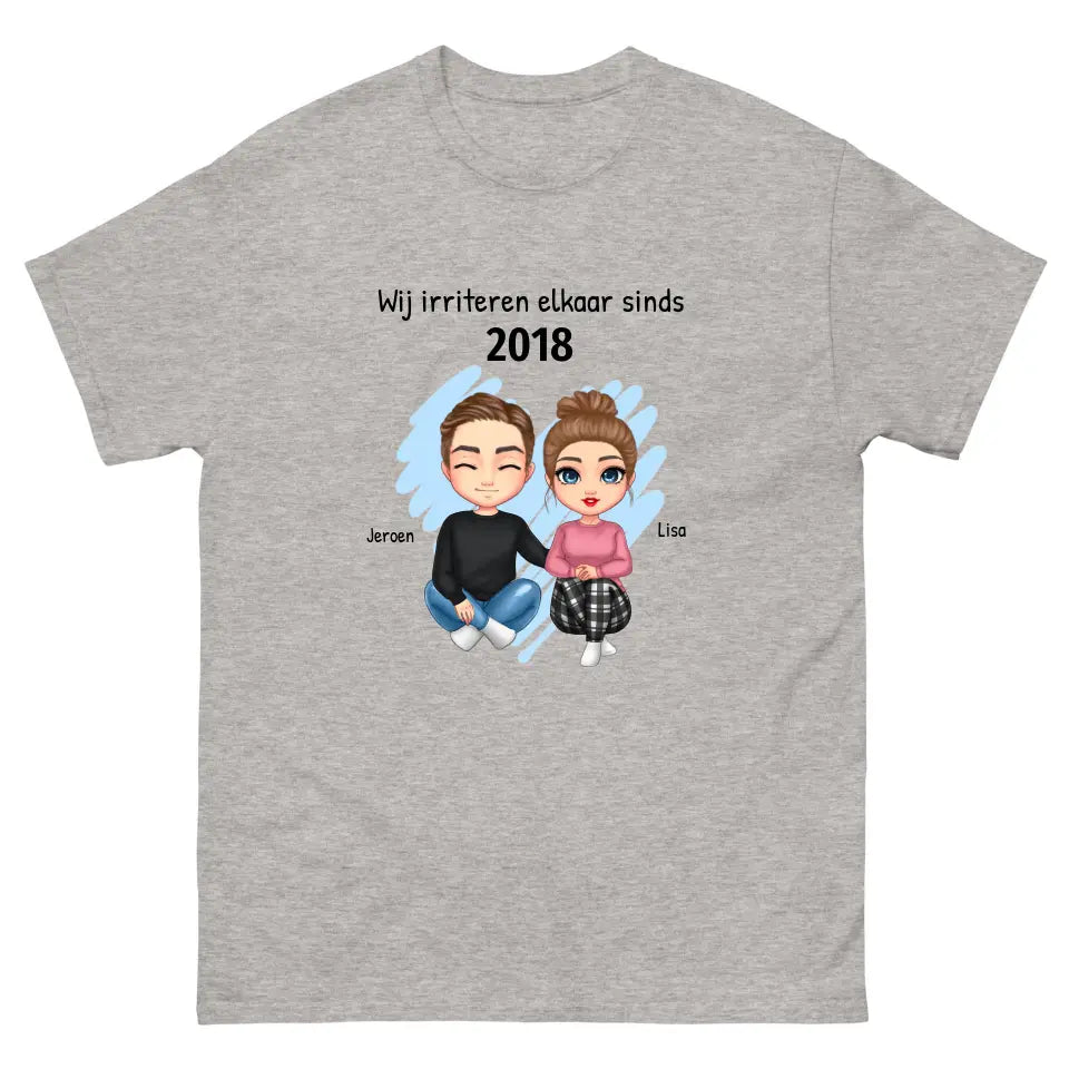 Gepersonaliseerd T-shirt met eigen poppetjes, namen, jaartal en tekst - "Wij irriteren elkaar sinds ..." - Iedereen Blij