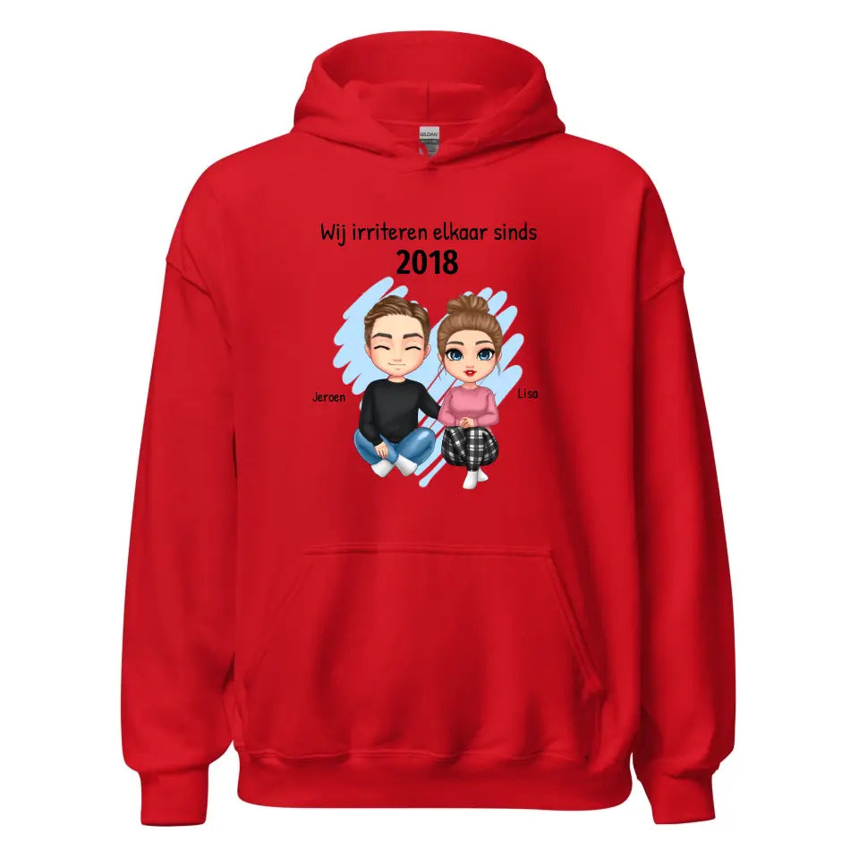 Gepersonaliseerde hoodie met eigen poppetjes, namen, jaartal en tekst - "Wij irriteren elkaar sinds ..." - Iedereen Blij