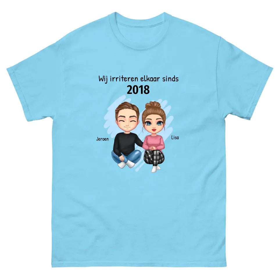 Gepersonaliseerd T-shirt met eigen poppetjes, namen, jaartal en tekst - "Wij irriteren elkaar sinds ..." - Iedereen Blij