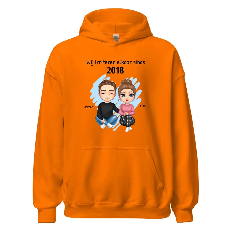 Gepersonaliseerde hoodie met eigen poppetjes, namen, jaartal en tekst - "Wij irriteren elkaar sinds ..." - Iedereen Blij