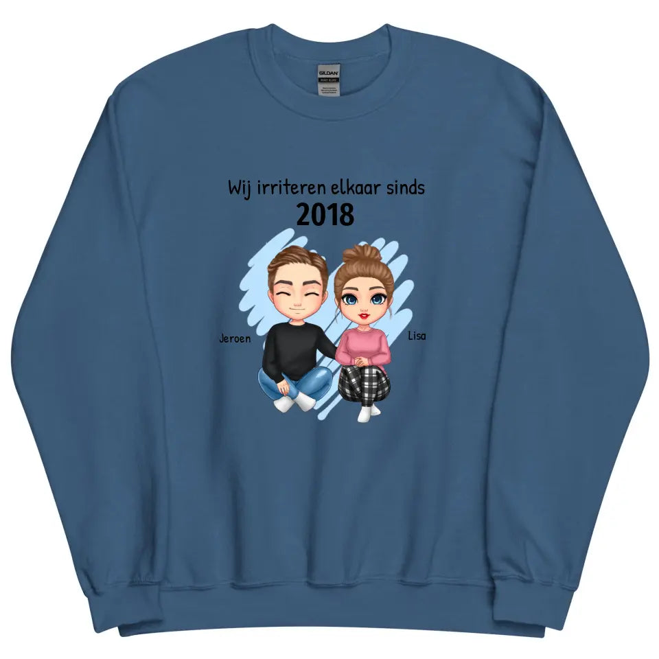 Gepersonaliseerde sweater met eigen poppetjes, namen, jaartal en tekst - "Wij irriteren elkaar sinds ..." - Iedereen Blij