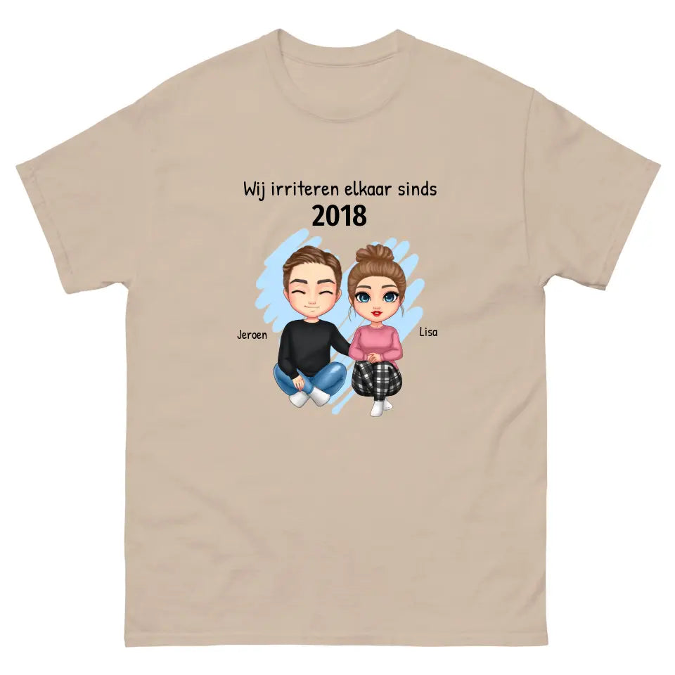 Gepersonaliseerd T-shirt met eigen poppetjes, namen, jaartal en tekst - "Wij irriteren elkaar sinds ..." - Iedereen Blij