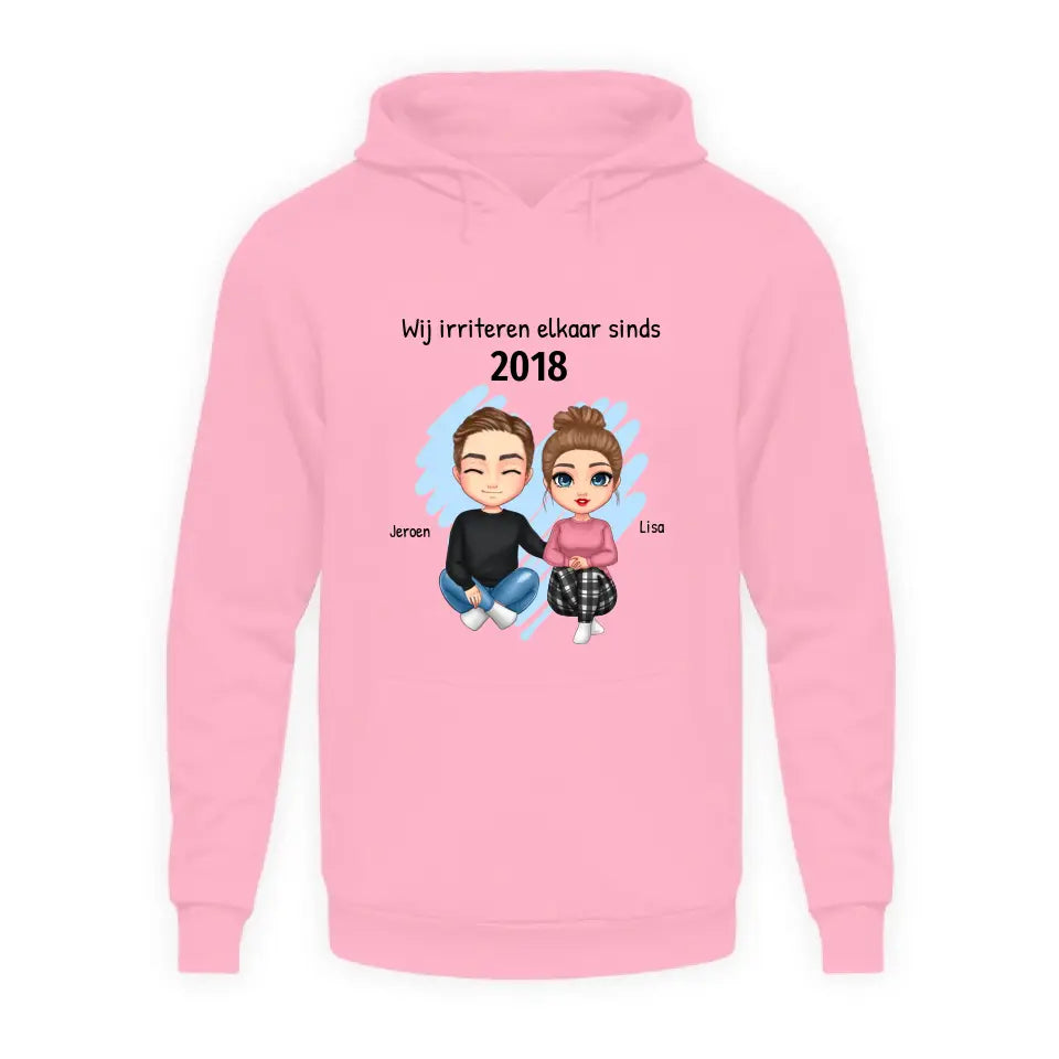 Gepersonaliseerde hoodie met eigen poppetjes, namen, jaartal en tekst - "Wij irriteren elkaar sinds ..." - Iedereen Blij