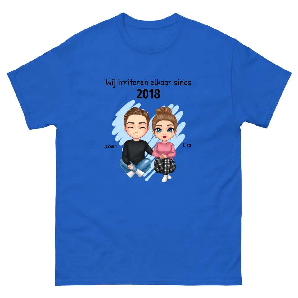 Gepersonaliseerd T-shirt met eigen poppetjes, namen, jaartal en tekst - "Wij irriteren elkaar sinds ..." - Iedereen Blij