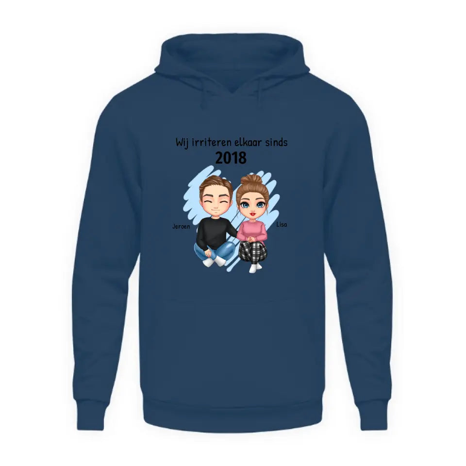 Gepersonaliseerde hoodie met eigen poppetjes, namen, jaartal en tekst - "Wij irriteren elkaar sinds ..." - Iedereen Blij
