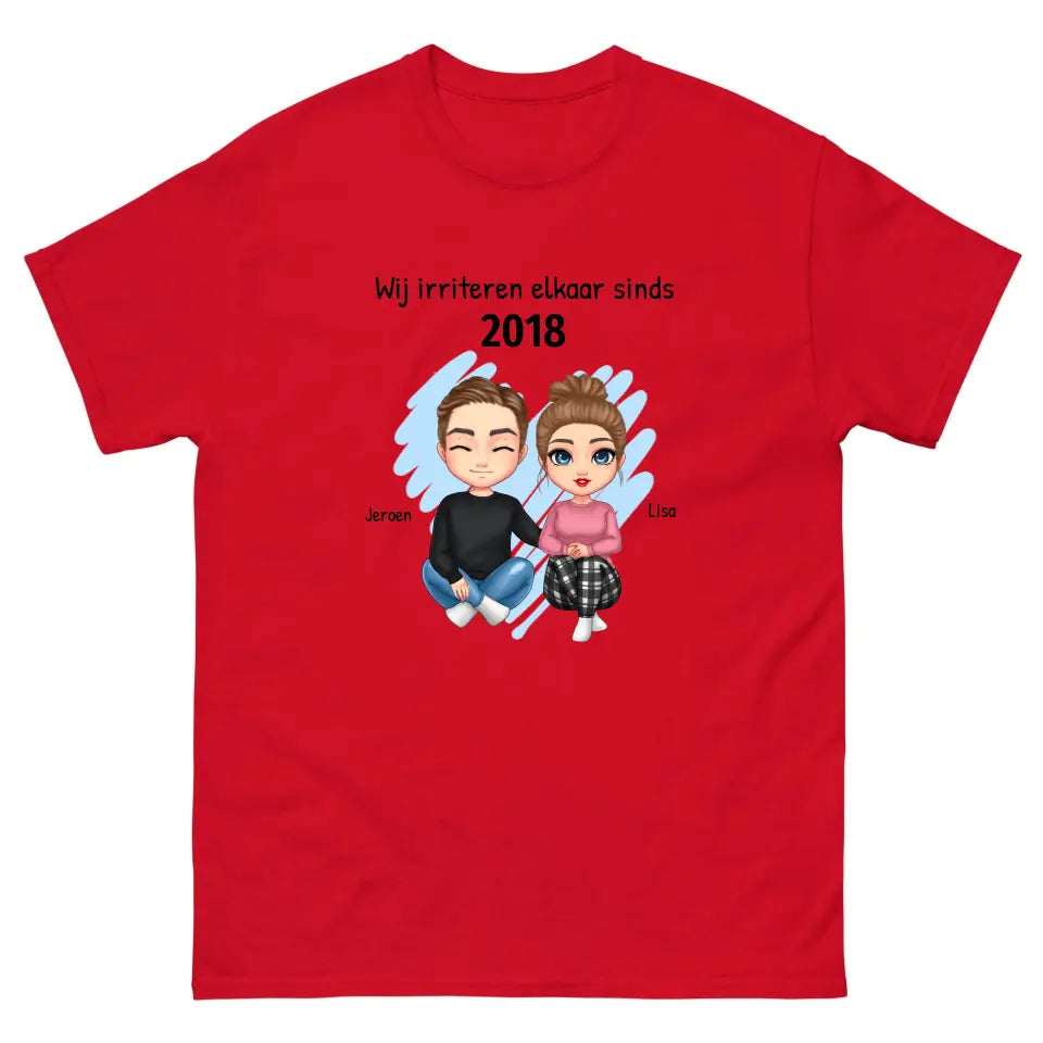 Gepersonaliseerd T-shirt met eigen poppetjes, namen, jaartal en tekst - "Wij irriteren elkaar sinds ..." - Iedereen Blij