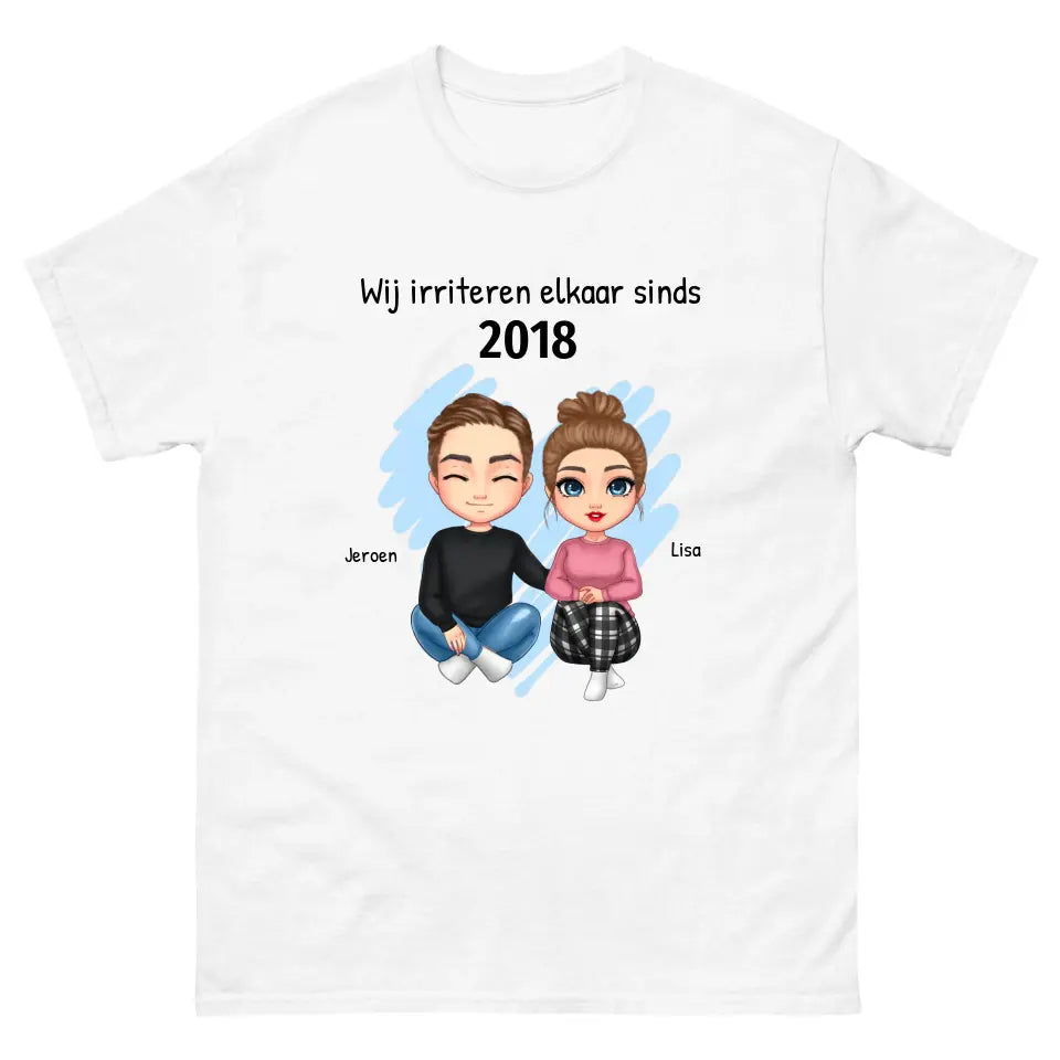 Gepersonaliseerd T-shirt met eigen poppetjes, namen, jaartal en tekst - "Wij irriteren elkaar sinds ..." - Iedereen Blij