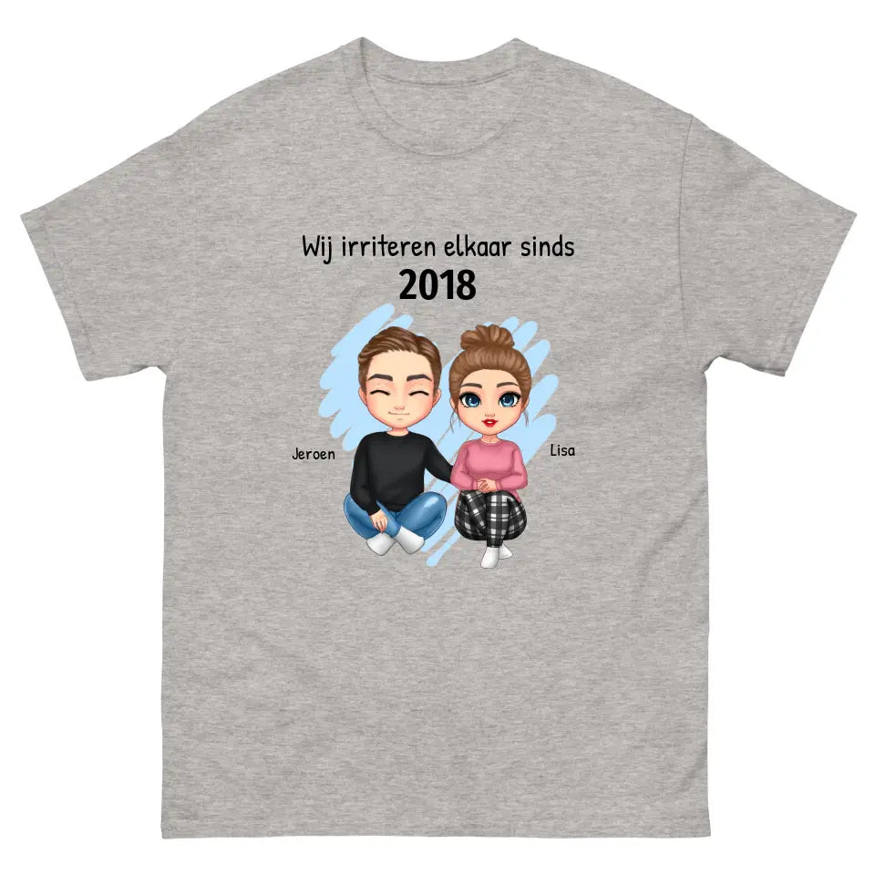 Gepersonaliseerd T-shirt met eigen poppetjes, namen, jaartal en tekst - "Wij irriteren elkaar sinds ..." - Iedereen Blij