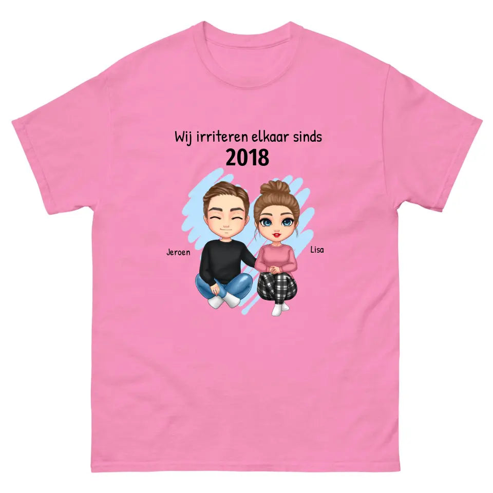 Gepersonaliseerd T-shirt met eigen poppetjes, namen, jaartal en tekst - "Wij irriteren elkaar sinds ..." - Iedereen Blij