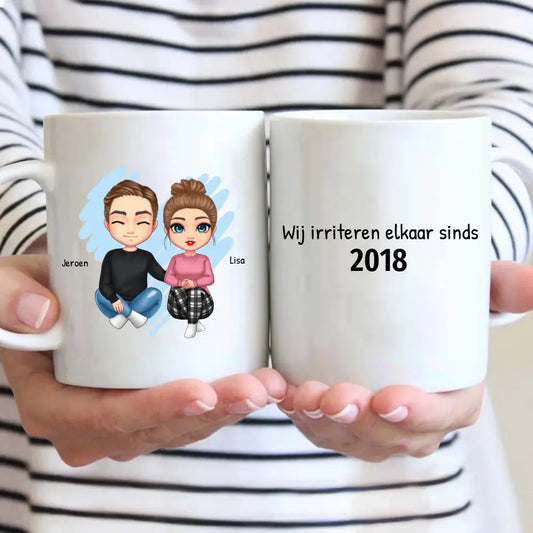 Gepersonaliseerde mok met eigen poppetjes, namen, jaartal en tekst - "Wij irriteren elkaar sinds ..." - Iedereen Blij