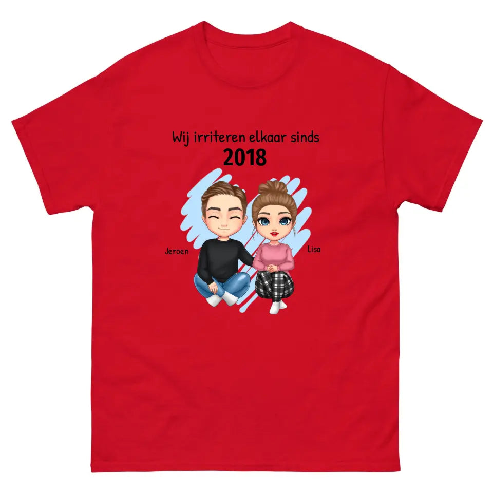 Gepersonaliseerd T-shirt met eigen poppetjes, namen, jaartal en tekst - "Wij irriteren elkaar sinds ..." - Iedereen Blij