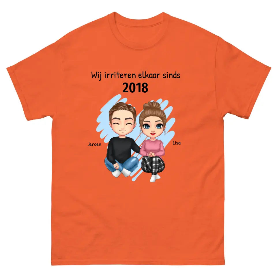 Gepersonaliseerd T-shirt met eigen poppetjes, namen, jaartal en tekst - "Wij irriteren elkaar sinds ..." - Iedereen Blij