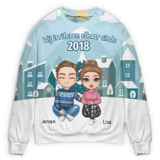 Kersttrui met gepersonaliseerde poppetjes, jaartal, namen en tekst - "Wij irriteren elkaar sinds..." - Iedereen Blij