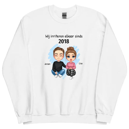 Gepersonaliseerde sweater met eigen poppetjes, namen, jaartal en tekst - "Wij irriteren elkaar sinds ..."