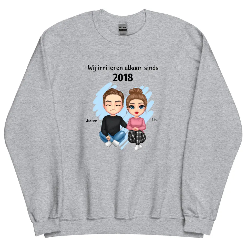 Gepersonaliseerde sweater met eigen poppetjes, namen, jaartal en tekst - "Wij irriteren elkaar sinds ..."