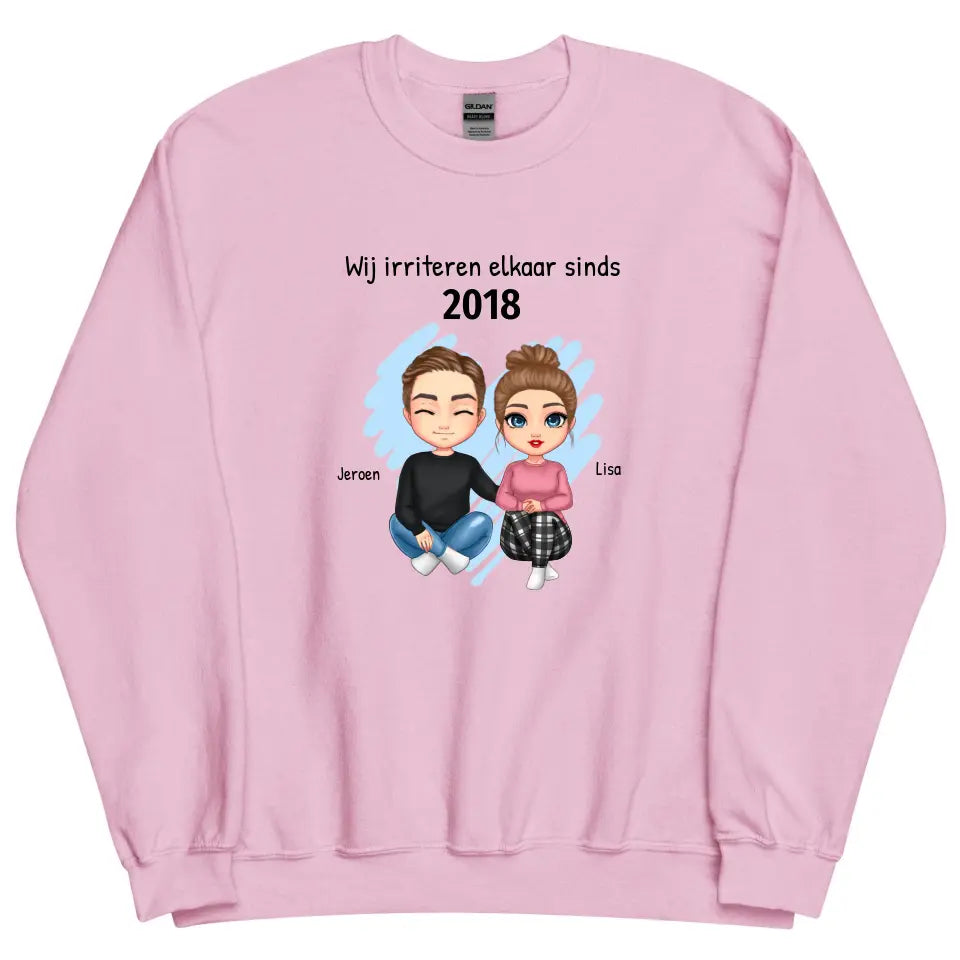 Gepersonaliseerde sweater met eigen poppetjes, namen, jaartal en tekst - "Wij irriteren elkaar sinds ..."