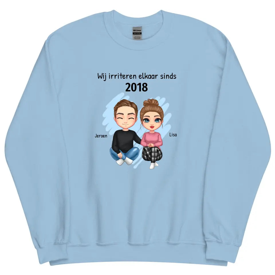 Gepersonaliseerde sweater met eigen poppetjes, namen, jaartal en tekst - "Wij irriteren elkaar sinds ..."