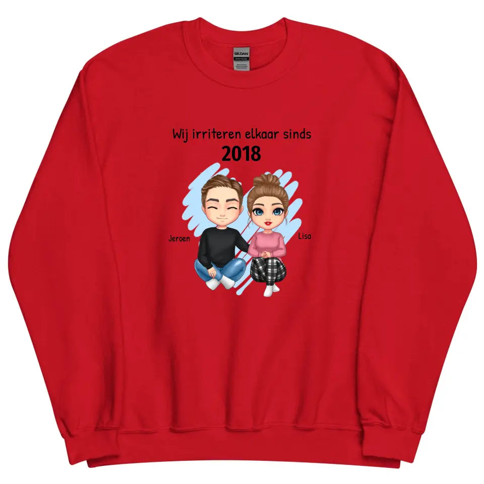 Gepersonaliseerde sweater met eigen poppetjes, namen, jaartal en tekst - "Wij irriteren elkaar sinds ..."