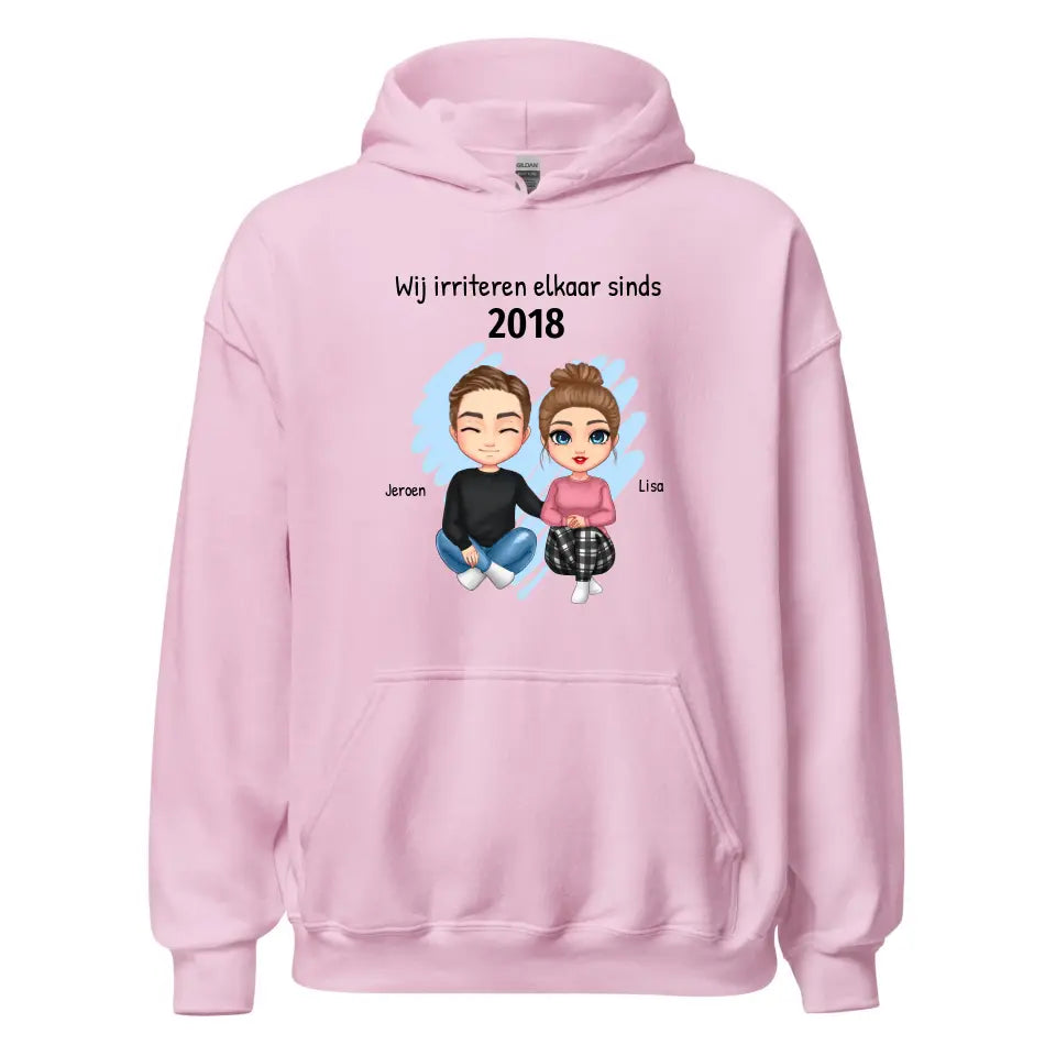 Gepersonaliseerde hoodie met eigen poppetjes, namen, jaartal en tekst - "Wij irriteren elkaar sinds ..."