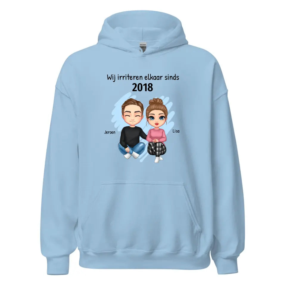 Gepersonaliseerde hoodie met eigen poppetjes, namen, jaartal en tekst - "Wij irriteren elkaar sinds ..."