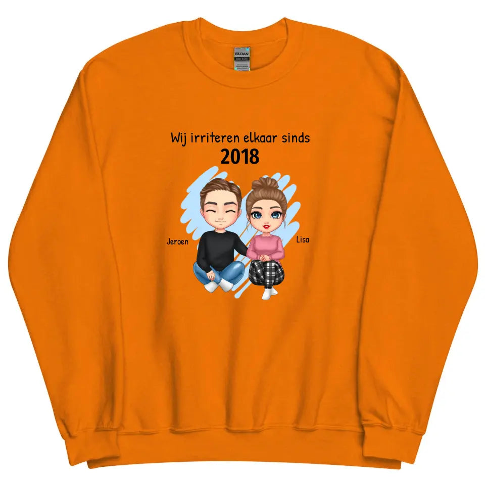Gepersonaliseerde sweater met eigen poppetjes, namen, jaartal en tekst - "Wij irriteren elkaar sinds ..."