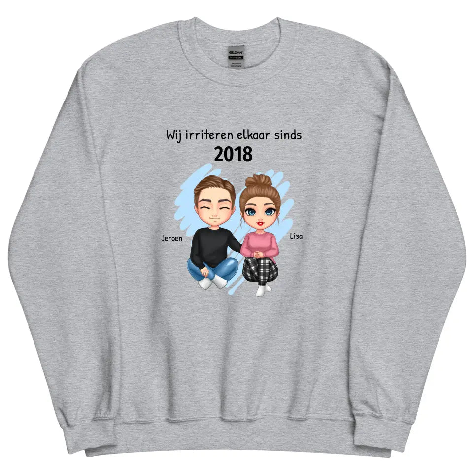 Gepersonaliseerde sweater met eigen poppetjes, namen, jaartal en tekst - "Wij irriteren elkaar sinds ..."