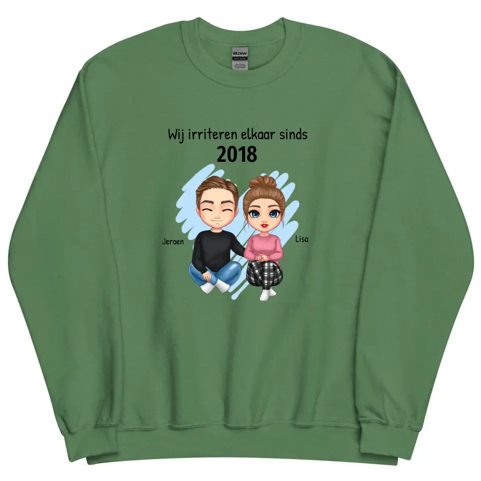 Gepersonaliseerde sweater met eigen poppetjes, namen, jaartal en tekst - "Wij irriteren elkaar sinds ..."