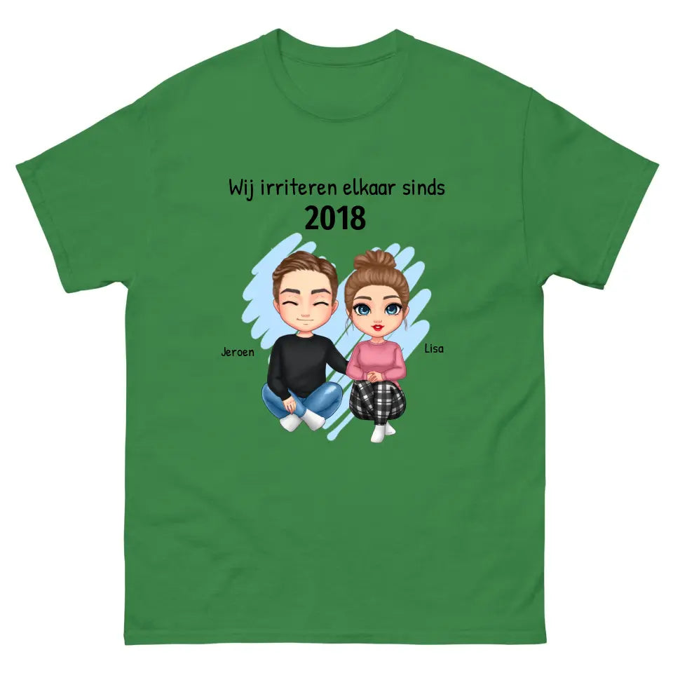 Gepersonaliseerd T-shirt met eigen poppetjes, namen, jaartal en tekst - "Wij irriteren elkaar sinds ..." - Iedereen Blij